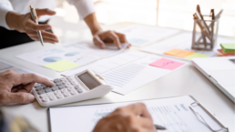 2. two people working on the optimisation of the economic recovery of the economy in firms before the biurcuk, at which the documents and the calculator will be used
