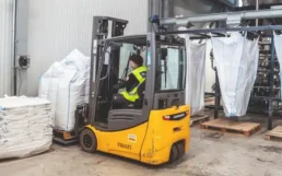 wózek widłowy przewozi big bag